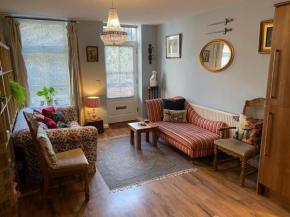 Beautiful town centre apartment by river & station